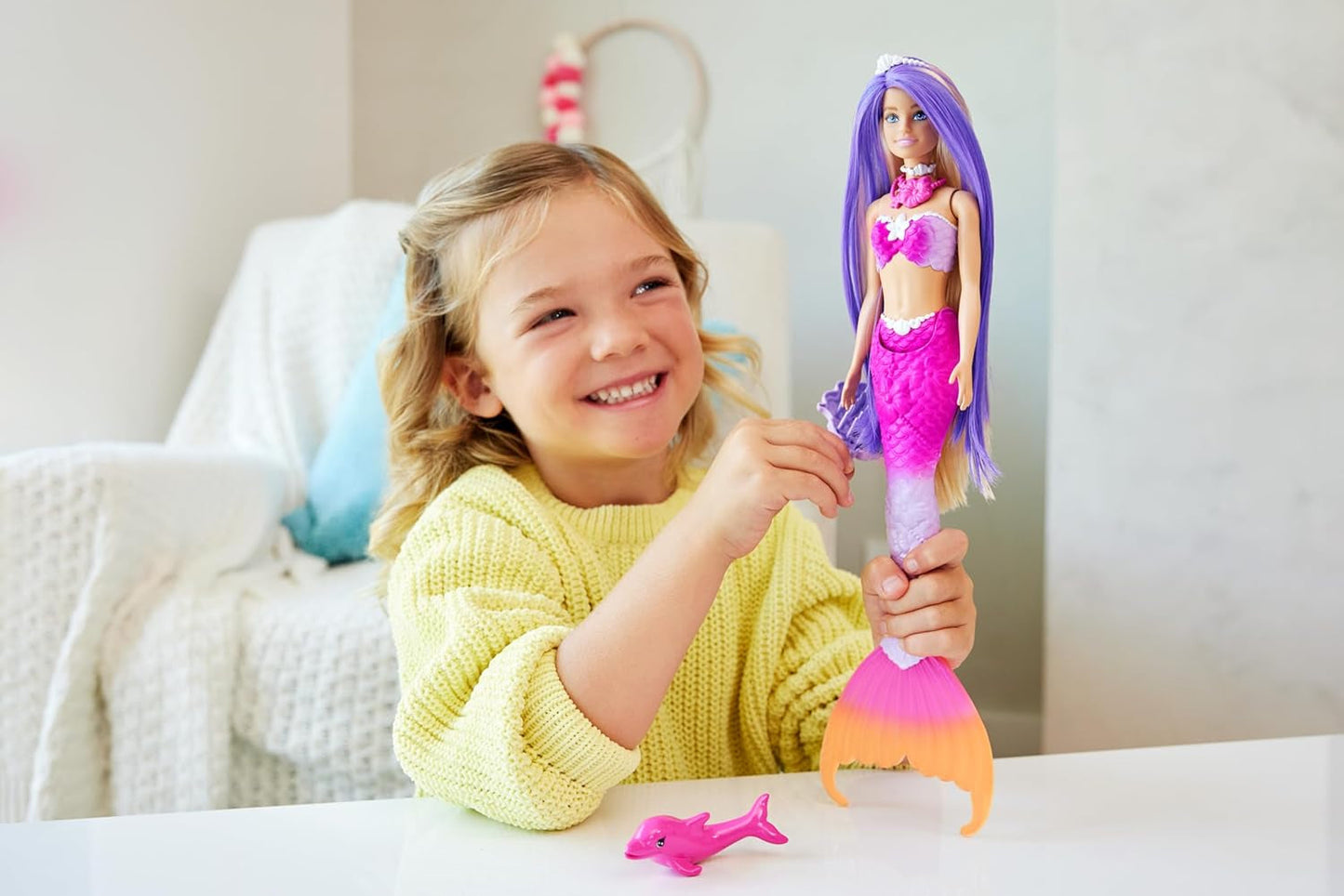 BARBIE Zeemeerminpop - Geïnspireerd door de tv-serie "Barbie: Hidden Magic" met kleurveranderingseffect en accessoires, 19 cm lang roze haar voor styling, voor kinderen vanaf 3 jaar, HRP97