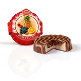 Chocoladedeeg met rum en Rebervruchten, vruchten gedrenkt in rum op fijne marsepein, omhuld met fijne pure chocolade, 39 g (1 stuk)