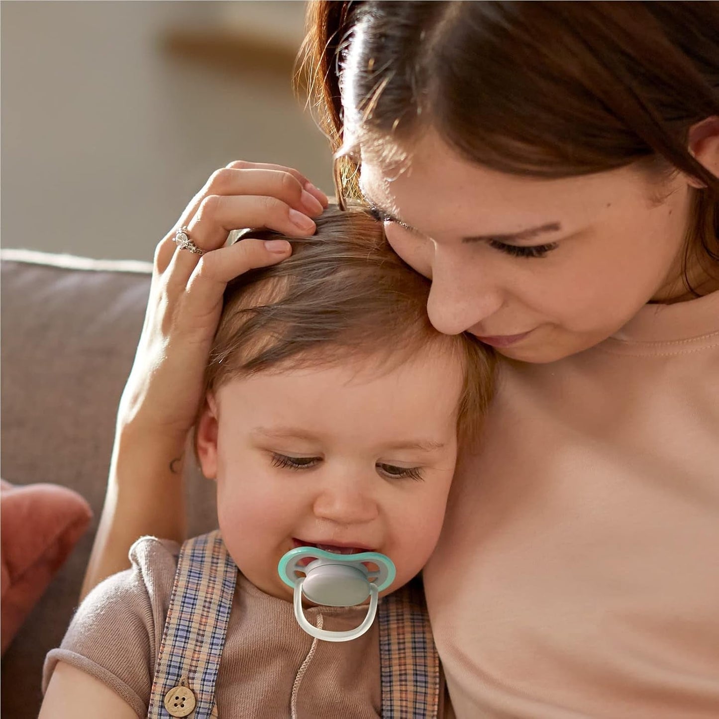 Philips AVENT Set van 4 Ultra Air lichtgewicht en ademende fopspenen: 2 glow-in-the-dark-fopspenen en 2 fopspenen voor overdag, 18 maanden+ (model SCF349/43)