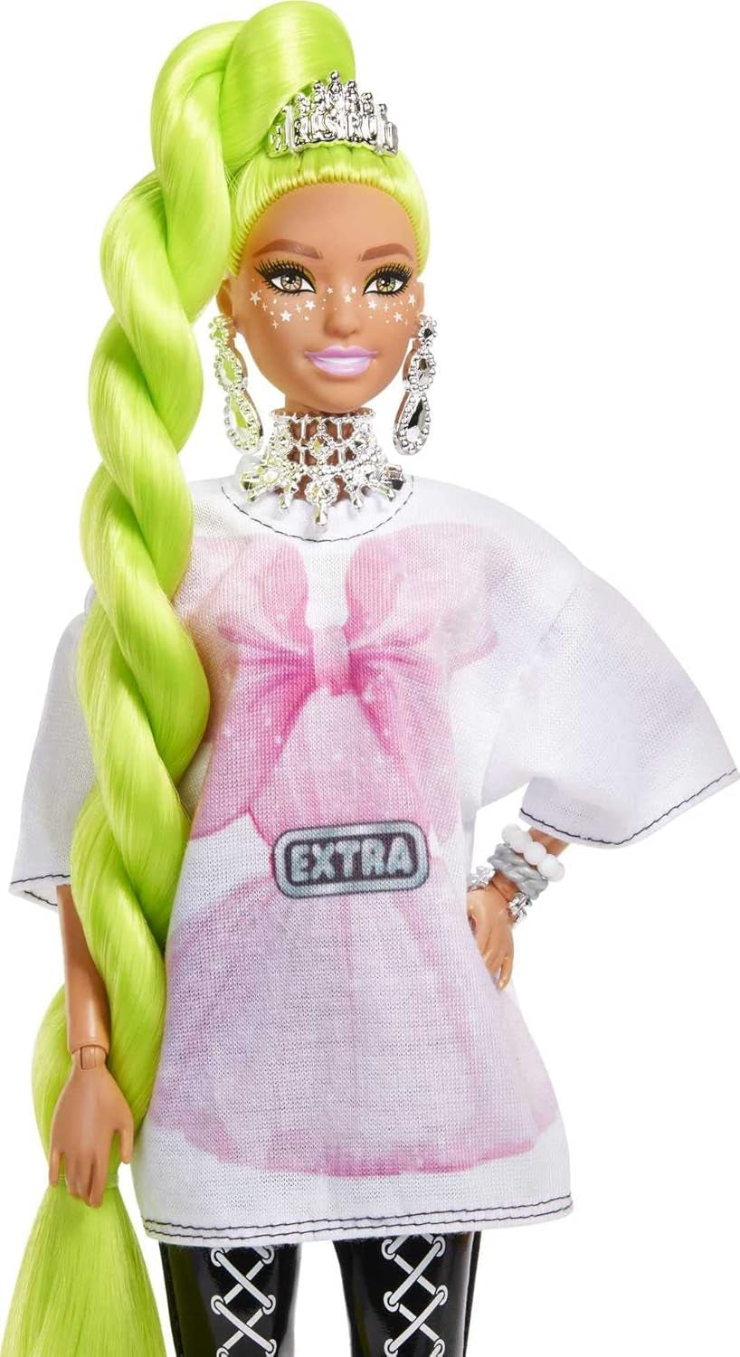 Barbie HDJ44 - Extra Puppe #11 in grote T-shirt en legging met hogere papagaai, extra lang neongroen haar en kapsel, flexibele gelenke, speelcadeau voor kinderen vanaf 3 jaar