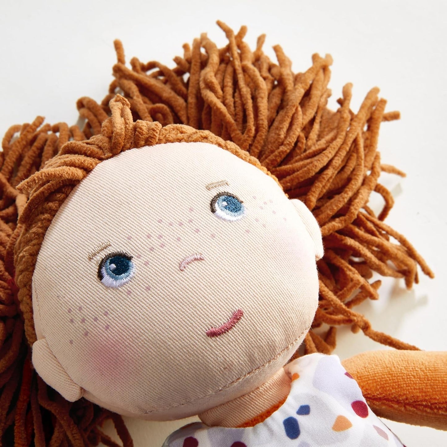 HABA Malou pop - 30 cm hoge zachte pop om te spelen en te knuffelen - Zachte en wasbare materialen - Ideaal alternatief voor pluche poppen - Geschikt voor kinderen vanaf 1,5 jaar - 2010818001