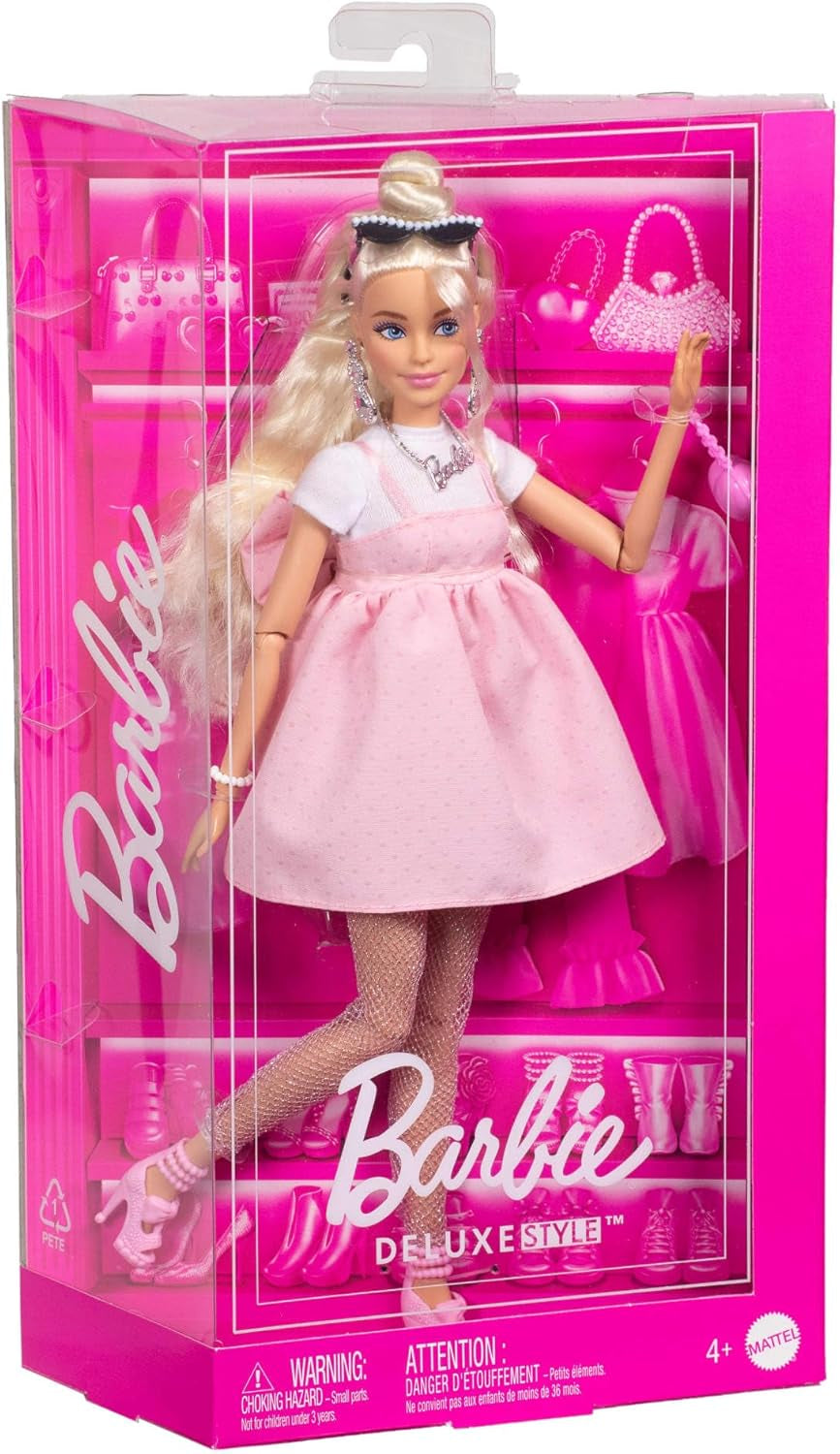 Barbie Deluxe Style pop nr. 3 met Barbiecore-outfit, blond haar in een hoge knot, pastelroze jurk met oversized strik en accessoires zoals visnetpanty's, HYV27