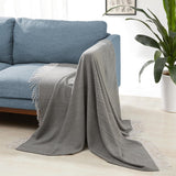 Amazon Basics Gooi Deken, lichtgewicht, gerecycled polyester, kamerdecoratie Cosy Deken, 127 X 152 Cm, ivoorwit met blauw patroon Geruite bedden en dekens Besuche den Amazon Basics-Store Donkergrijs en lichtgrijs visgraatpatroon