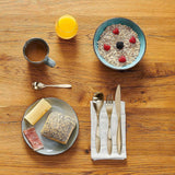 MÄSER Metalen frame, Modern 6-persoons servies met messingkleurig frame, 24-delig combinatieservies met randloze bekervormen, Steengoed, Grijs