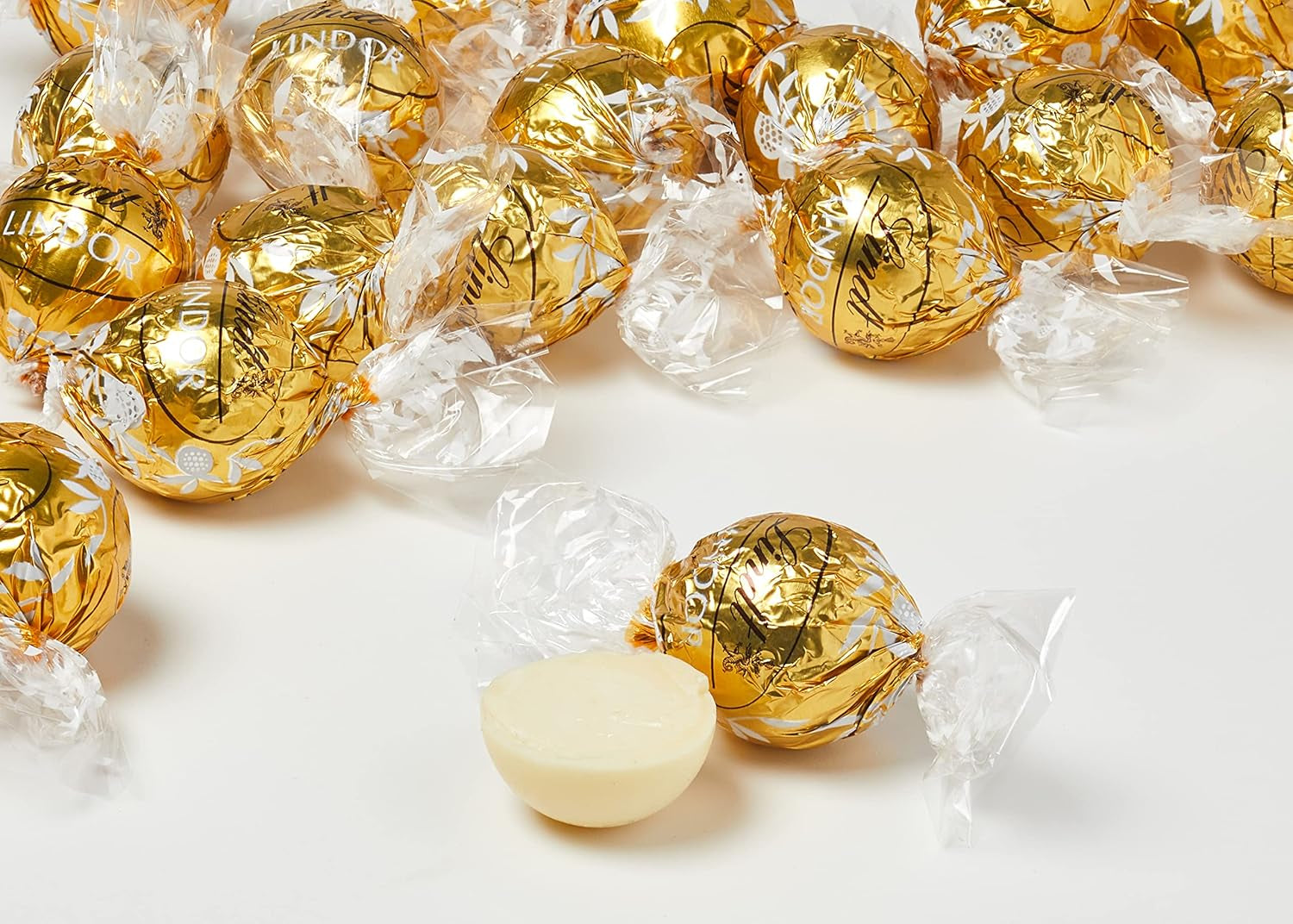 Lindt witte chocoladebolletjes LINDOR | Zak van 137 g | Ongeveer. 10 witte chocoladebolletjes met smelt-in-je-mond-vulling | Chocolade cadeauset | Chocolade cadeauset (pak van 2)