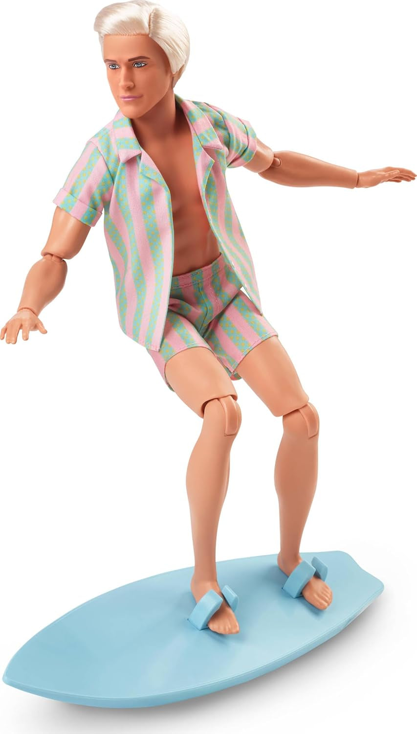 Barbie Movie Ken Barbie-pop in pastelroze en groen gestreepte strandkleding, surfplank en witte sneakers, JBJ54