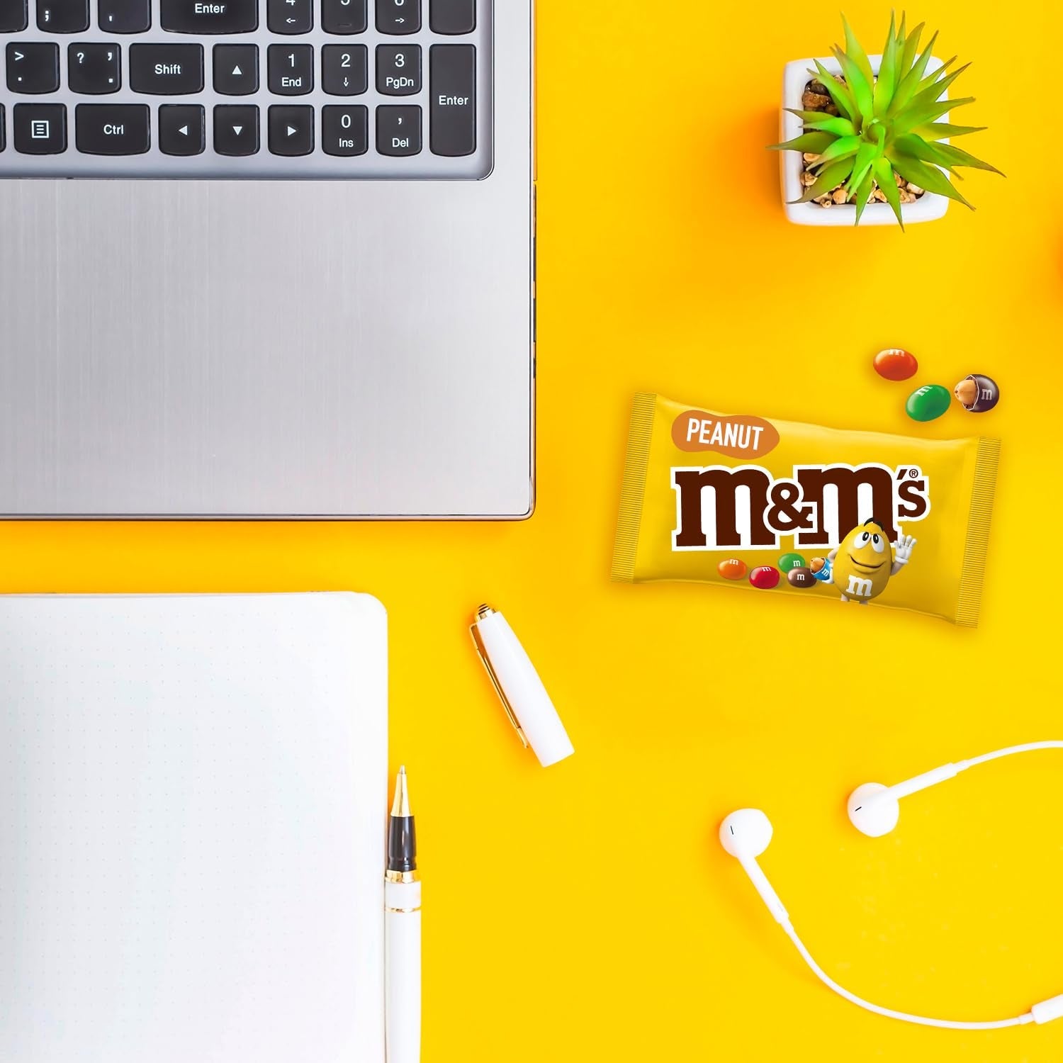 M&M's Pinda Chocolade Bulkverpakking 24 x 45g Chocolade Pinda Smaak Linzen Chocolade Cadeau (1080g) Ideaal als traktatie met voetbalthema