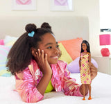 Barbie Fashionistas pop nr. 233 met zwart haar, oranje geruite midi-jurk met roze bloemen, ketting en sandalen, HYT91