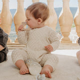 Suavinex cadeauset voor pasgeborenen. 4-delige set bestaande uit: Fysiologische SX Pro fopspeen voor baby's 0-6 maanden + speenhouder + Duo speenhoesje + siliconen bijtring. Wonderland, beige
