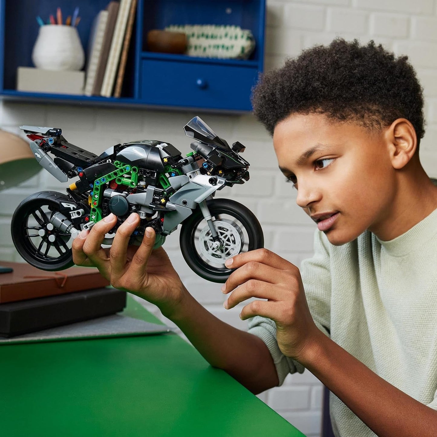 LEGO Technic Kawasaki Ninja H2R Motor, verjaardagscadeau voor kinderen en volwassenen, decoratie, speelgoed, model voor jongens en meisjes vanaf 10 jaar 42170 Bouwsets Bekijk de LEGO-Store