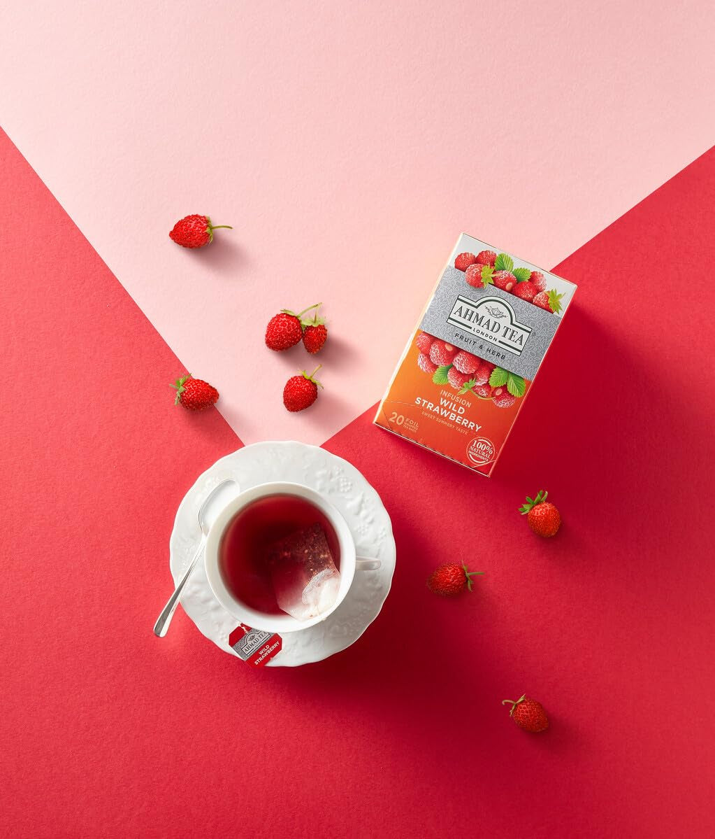 Ahmad Tea - Wilde Aardbei - Cafeïnevrije fruit- en kruidenthee - Aardbei - Smaakverzegelde, individueel verpakte theezakjes met 2 g thee per portie - 20 theezakjes met bandjes