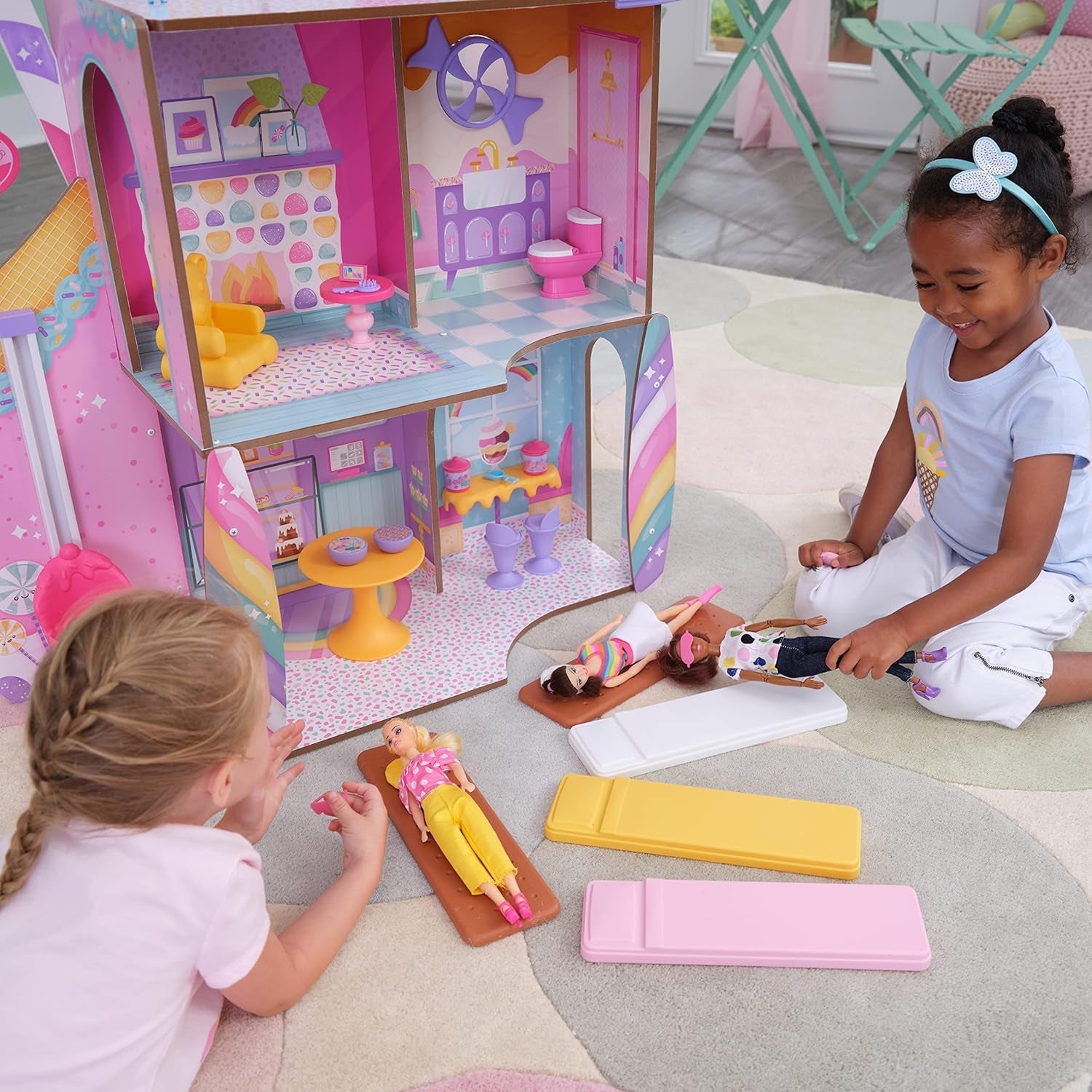 KidKraft Houten poppenhuis Snoepkasteel met meubels en accessoires, Eenhoorn-lamafiguurhuis, ijshoornlift en gummibeerstoel voor poppen, speelgoed voor kinderen vanaf 3 jaar, 20242