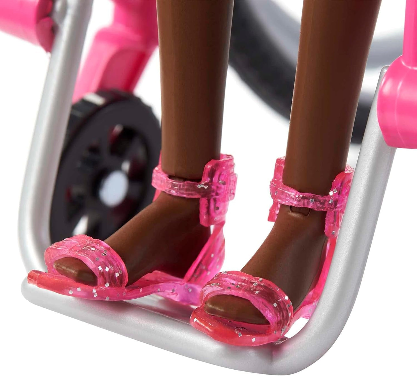 Barbie Fashionistas Zwart Haar Kleurrijke Jumpsuit Rolstoelhelling Rolstoelpop Inbegrepen Kindercadeau Speelgoed Leeftijd 3+ HJT14