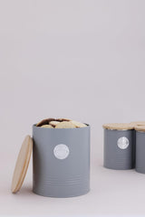 LIVING collectie, koektrommel met deksel | pastelgrijs | Koekjesopbergdoos van 3,4 liter | stalen koektrommel met deksel | Bamboe luchtdichte voorraadpotten met deksels Naty Shop voedselbewaardozen