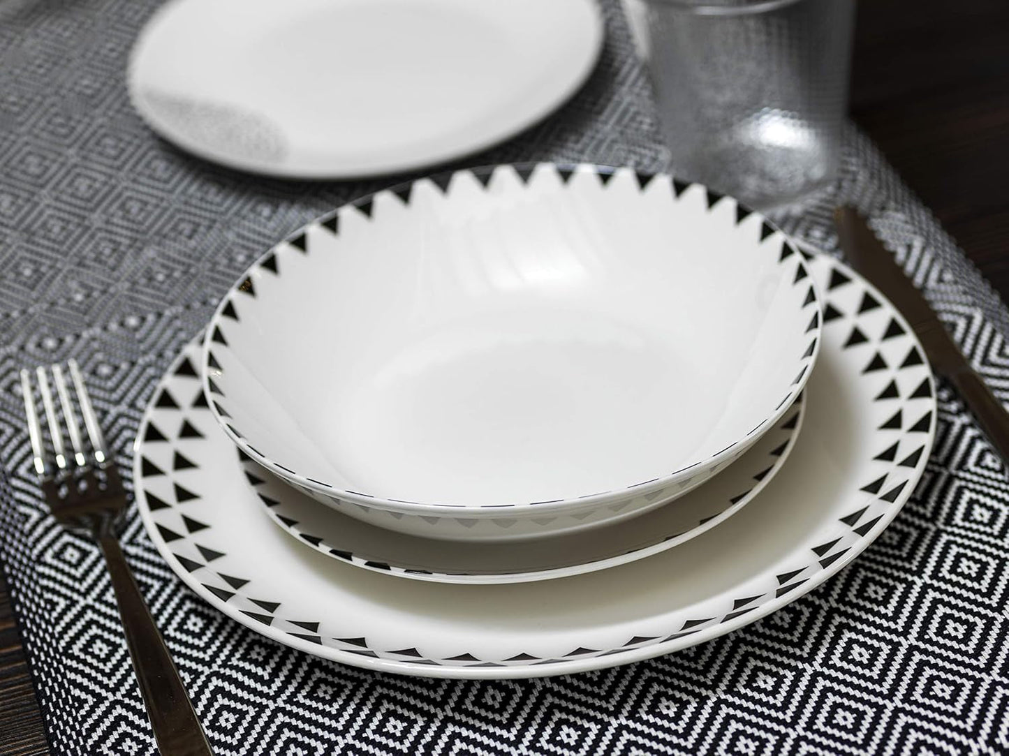 Grafisch servies, 18-delig voor 6 personen, porselein, wit