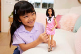 Barbie Fashionistas-pop met zwart haar en hoofdband met parels, draagt ​​roze geruite jurk met zwarte strik en kraag met ruches voor kinderen vanaf 3 jaar HJT06