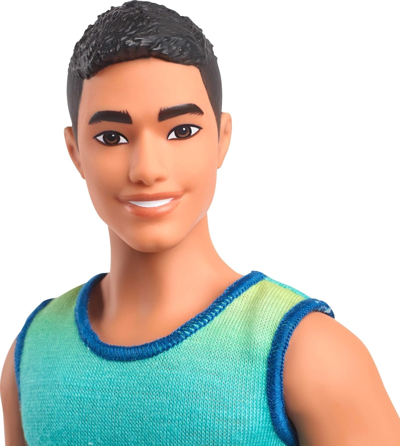 Ken Barbie Fashionistas pop nr. 236 met zwart haar, groenblauw ombré tanktop, spijkerbroek en zilveren sneakers, HYV00