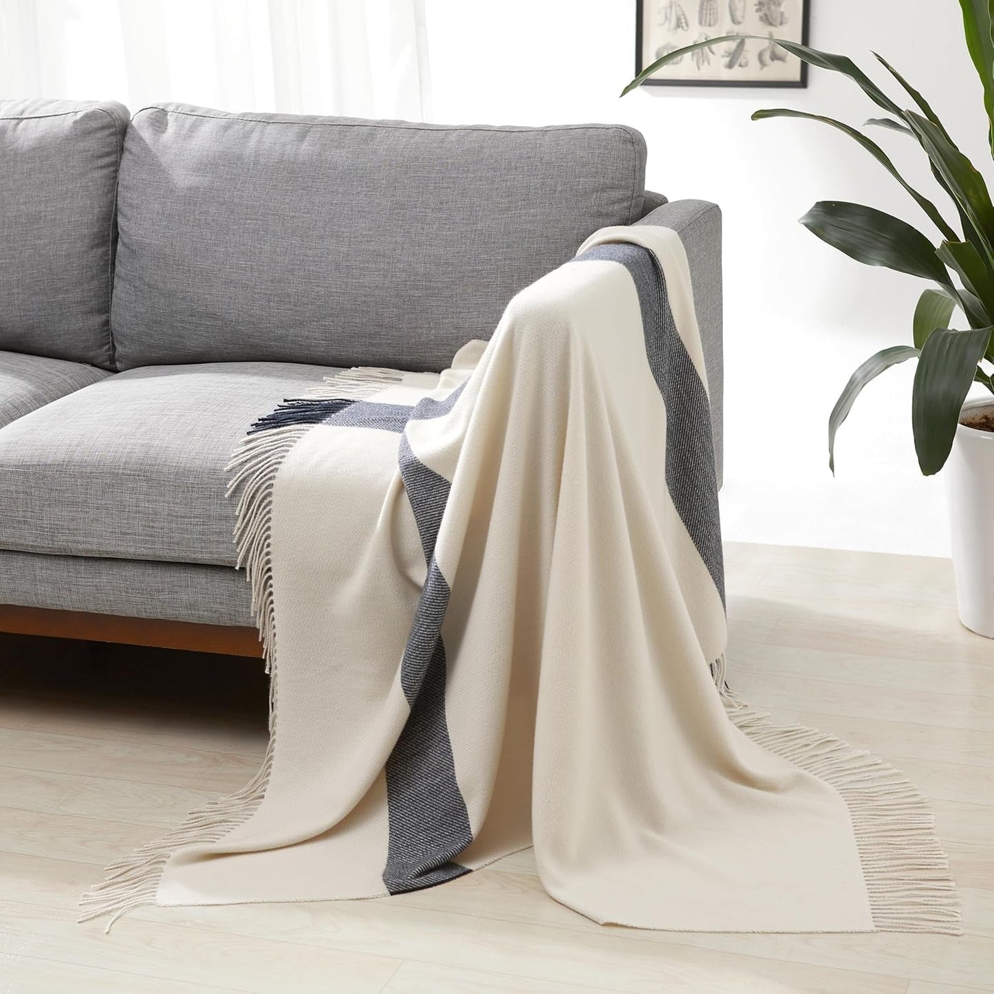 Amazon Basics Gooi Deken, licht, gerecycled polyester, Room Decor Cosy Deken, 127 X 152 Cm, ivoorwit met blauwe ruit Bedden en dekens Besuche den Amazon Basics-Store Ivoorwit met blauw geruit patroon