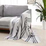Amazon Basics Gooi Deken, lichtgewicht, gerecycled polyester, kamerdecoratie Cosy Deken, 127 X 152 Cm, ivoorwit met blauw patroon Geruite bedden en dekens Besuche bij Amazon Basics-Store Lichtgrijs met blauwe strepen
