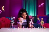 Enge en lieve Monster High verjaardagspop Draculaura in een roze feestjurk met thema-accessoires zoals uitnodiging, ballon, cadeau, fans en meer, JBG74
