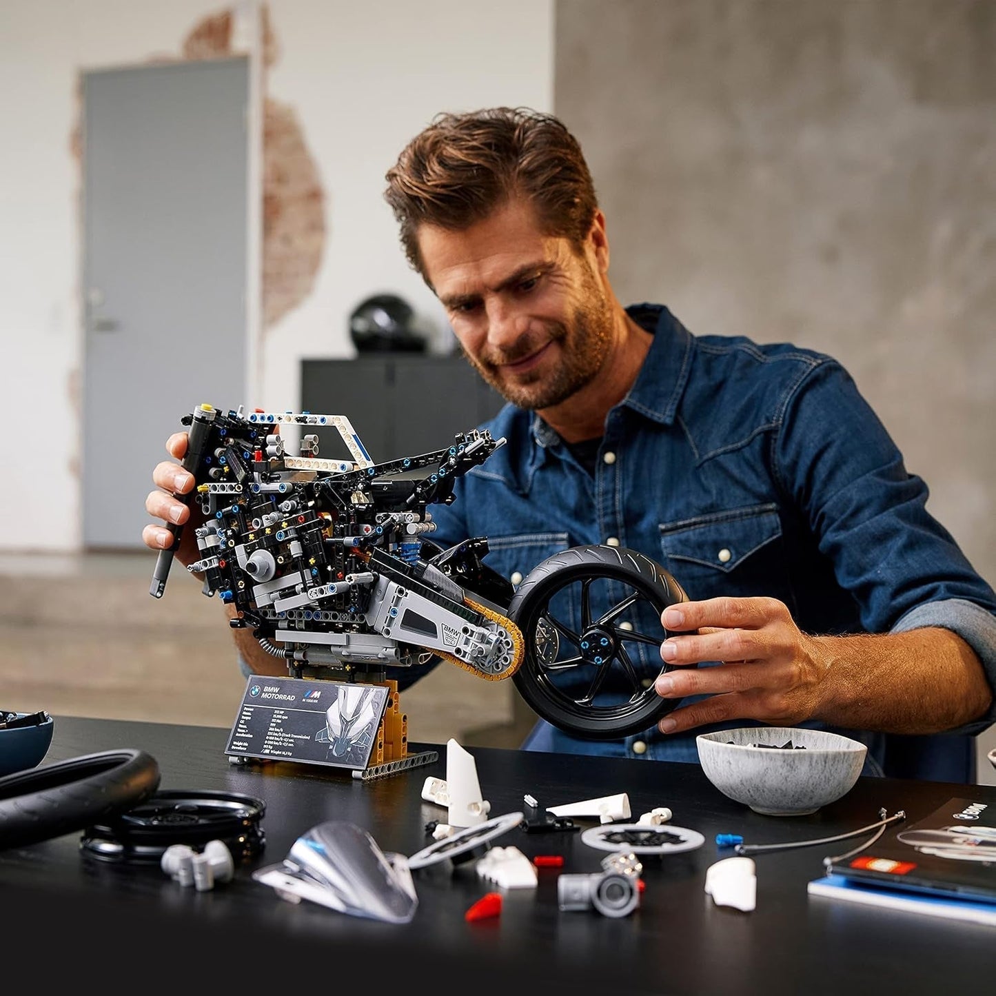 LEGO Technic BMW M 1000 RR Motormodel Modelbouwset voor volwassenen als knutselcadeau voor mannen en vrouwen Thuis- of kantoordecoratie 42130 Bouwsets Bestel in LEGO-Store