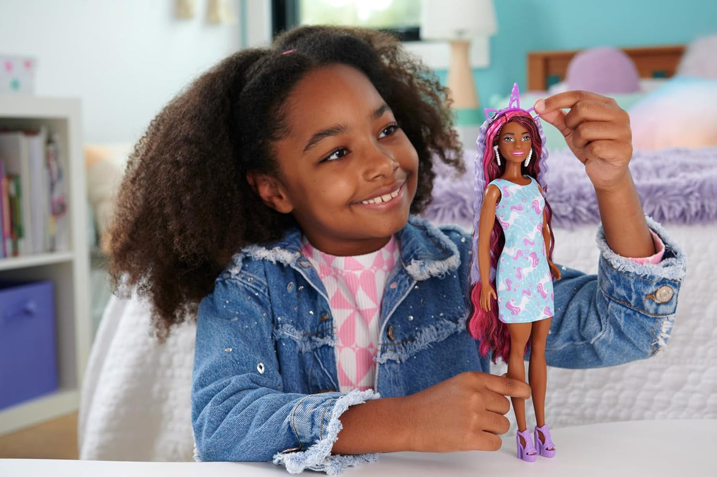 Barbie-pop Leuk stijlvol haar met extra lang kleurrijk zwart haar en sprankelend roze jurkje 10 kapsel- en mode-accessoires JDC86