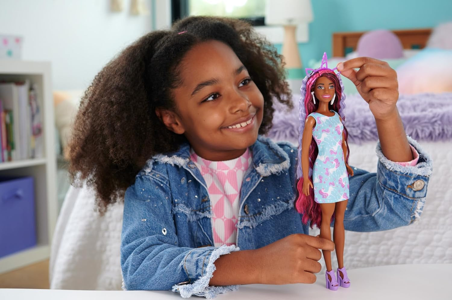 Barbie-pop Leuk stijlvol haar met extra lang kleurrijk zwart haar en sprankelend roze jurkje 10 kapsel- en mode-accessoires JDC86