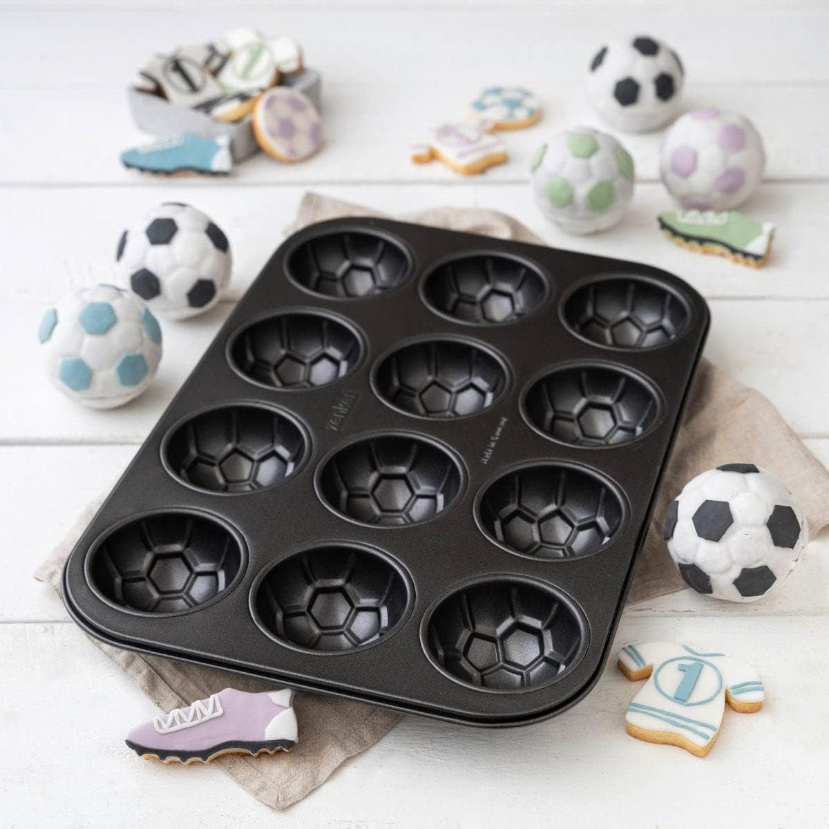 Zenker 12Er Muffinform – Muffinbackblech Für Muffins en Cupcakes Aus Der Serie Soccer Baking– Hitzebeständiges 12Er Muffinblech Mit Antihaftbeschichtung, Schwarz Vormen en bakplaten Naty Shop