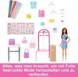 Barbie Fashion Boutique speelset - pop met foliepatroon, meer dan 150 originele looks, inclusief 2 blouses en 5 folievellen, kledingstandaard en creditcardlezer, vanaf 3 jaar, HKT78