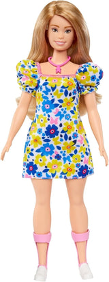 Barbie Fashionistas-pop, ontwikkeld in samenwerking met de National Down Syndrome Society, met blond haar en een moderne outfit in een gebloemde jurk en witte sneakers, voor kinderen vanaf 3 jaar, HJT05