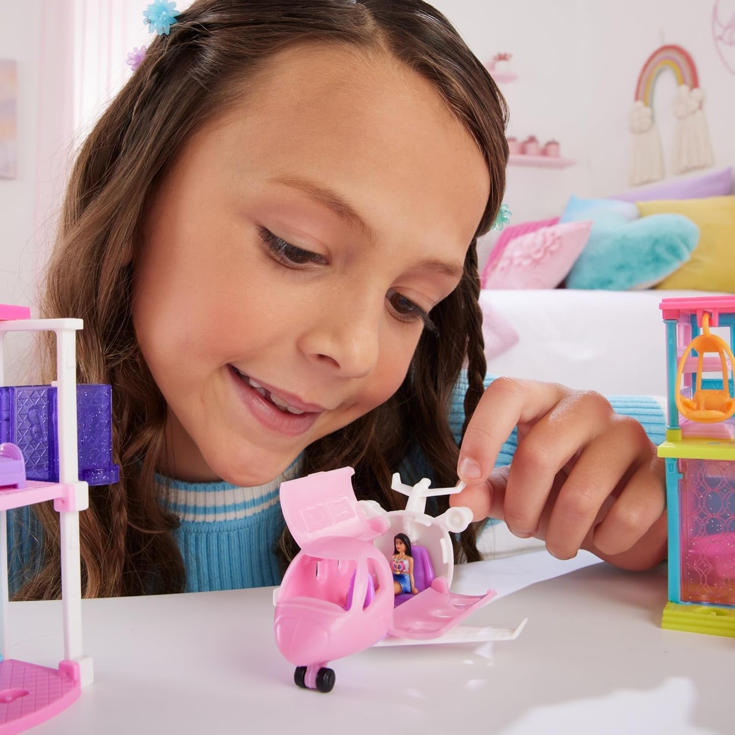 Mini BarbieLand Barbie pop en speelgoedvoertuigsets, 1,5" pop en iconisch kleurveranderend verrassingsspeelgoedvoertuig, HYF40