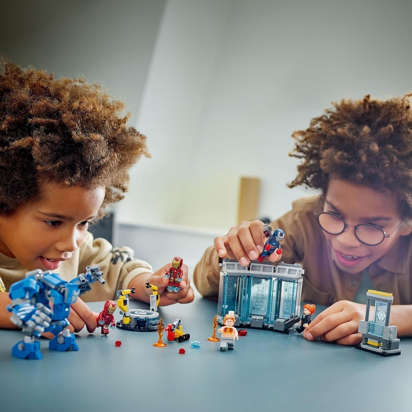 LEGO Marvel Iron Man's Laboratory: Hall of Armor - Superheldenspeelgoed met een mecha-figuur, 5 minifiguren waaronder Aldrich Killian - Avengers-cadeau voor jongens en meisjes vanaf 8 jaar 76315 Bouwsets Beuche in LEGO-Store