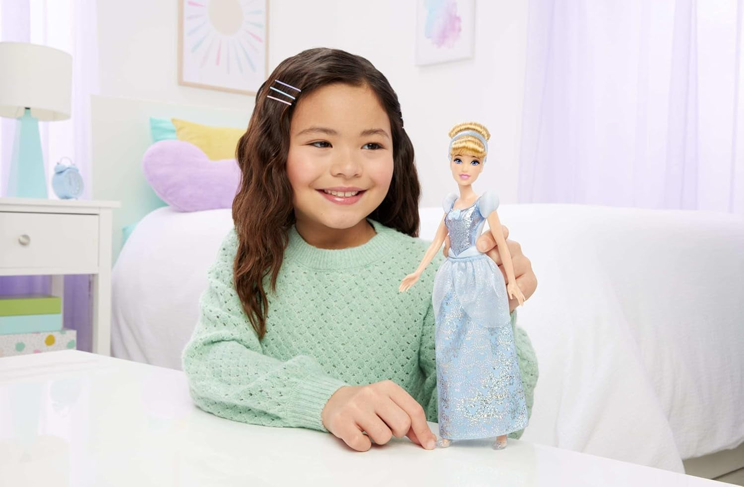 Mattel DISNEY Prinses Assepoester - Gelede pop met sprankelende outfit, afneembare schoenen en tiara, gekamd haar voor stylingplezier, voor kinderen vanaf 3 jaar, HLW06