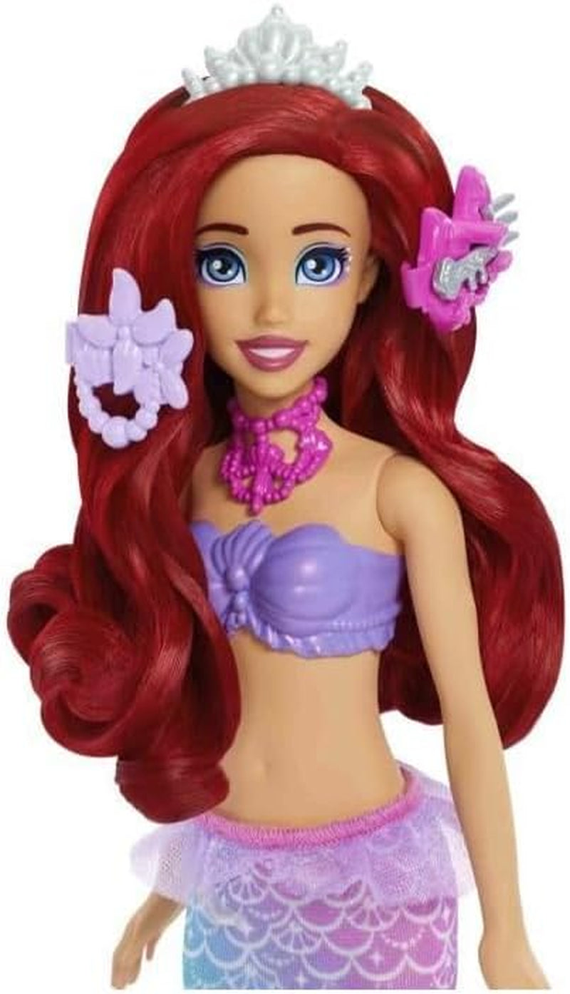 Mattel Disney Princess speelgoed, make-up schelp zeemeermin Arielle modepop met afneembare staart, make-uptafel met 5 herhaalbare pop-up verrassingen en 5 accessoires, JBF86 Naty Shop-poppen