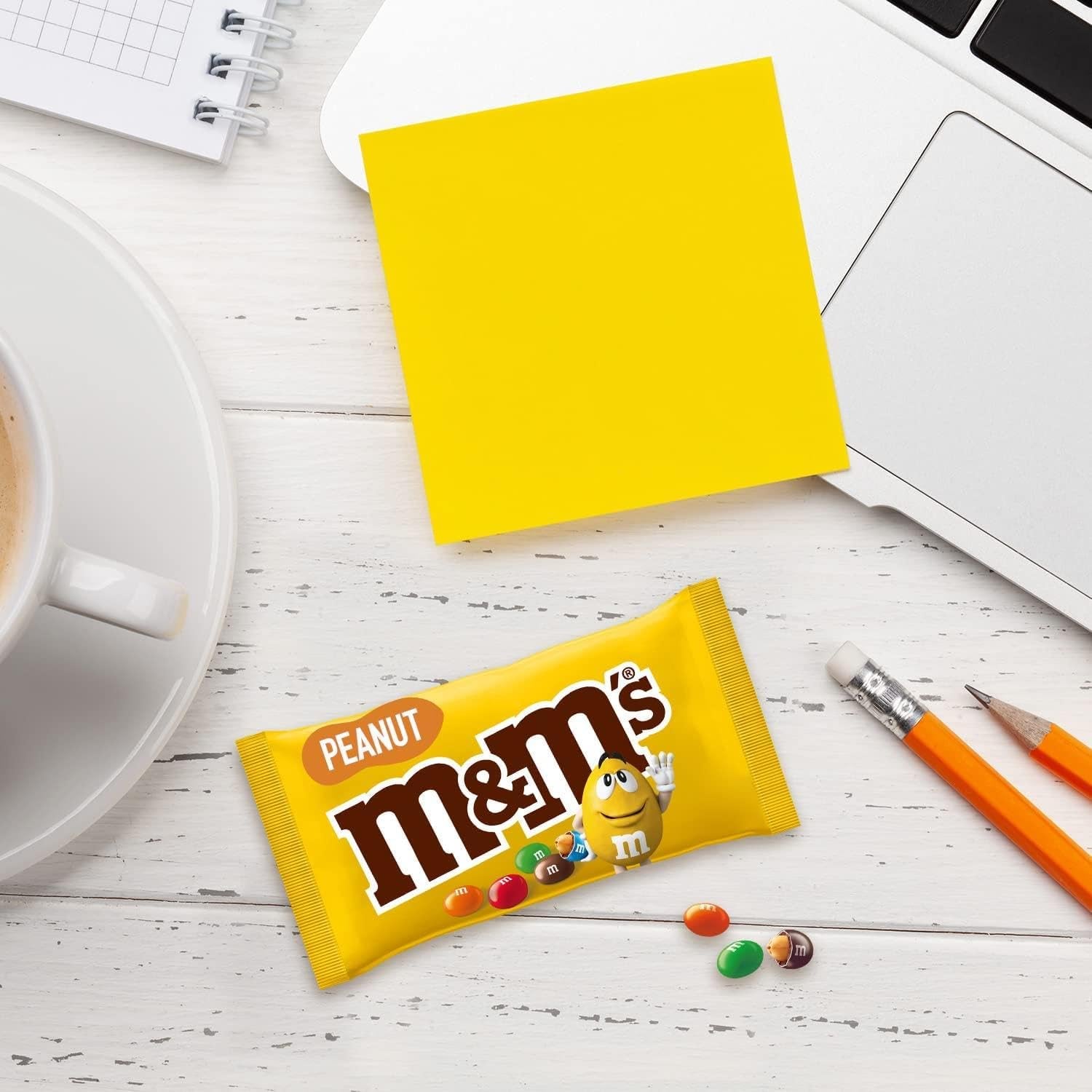 M&M's Pinda Chocolade Bulkverpakking 24 x 45g Chocolade Pinda Smaak Linzen Chocolade Cadeau (1080g) Ideaal als traktatie met voetbalthema