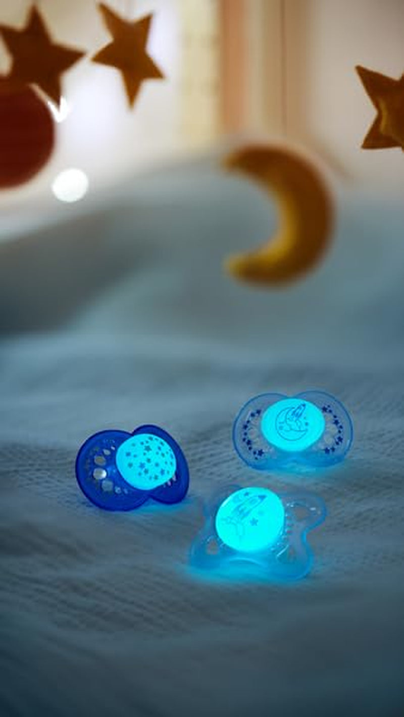 MAM Fopspeen 6+ Maanden (2 Stuks) MAM 6-16 Maanden Glow in the Dark met Rubberen Speen, 2 Stuks met Steriliserende Fopspeenhouder, Lichtblauw/Lichtblauw