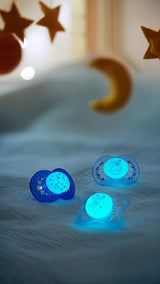 MAM Fopspeen 6+ Maanden (2 Stuks) MAM 6-16 Maanden Glow in the Dark met Rubberen Speen, 2 Stuks met Steriliserende Fopspeenhouder, Lichtblauw/Lichtblauw