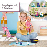BABY born 832790 Weekend Fishing - Visserijpop accessoireset met ligstoel met levendige print, bijzettafel, glas, mand, eendjes en hengel en roze lang shirt, Roze