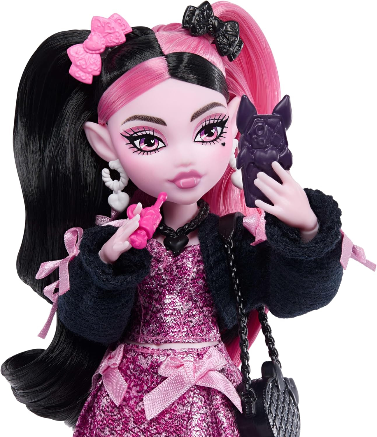 Monster High-pop Draculaura in roze jurk met strikken en zwart vest met Count Fabulous Bat en 7 accessoires, waaronder Ramen, lippenstift en tas, JHK29