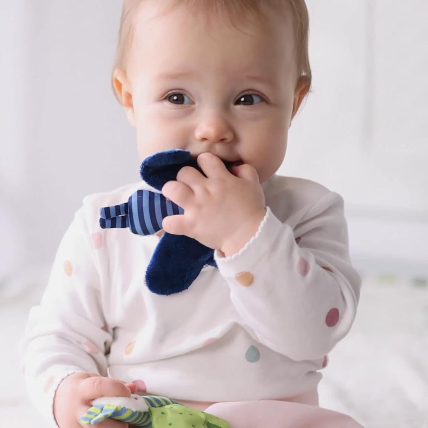 Fehn knetterende zeester - babyspeelgoed om te grijpen en te spelen & knetterend speelgoed voor baby's en peuters vanaf 0+ maanden & SIGIKID 41179 vlindergrijpspeeltje rood groene sterren Babyspeelgoed Naty Shop