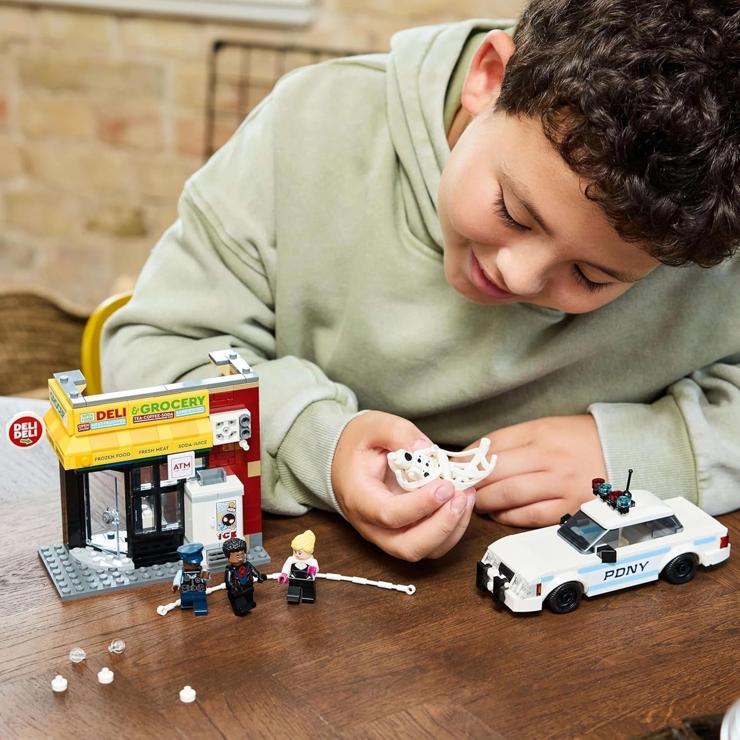 LEGO Marvel Spider-Vers: Miles Morales Vs. Spot - Superheldenspeelset met speelgoedauto - 4 minifiguren en minimarkt - Cadeau voor jongens en meisjes vanaf 9 jaar 76311 Bouwsets Besuche in LEGO-Store