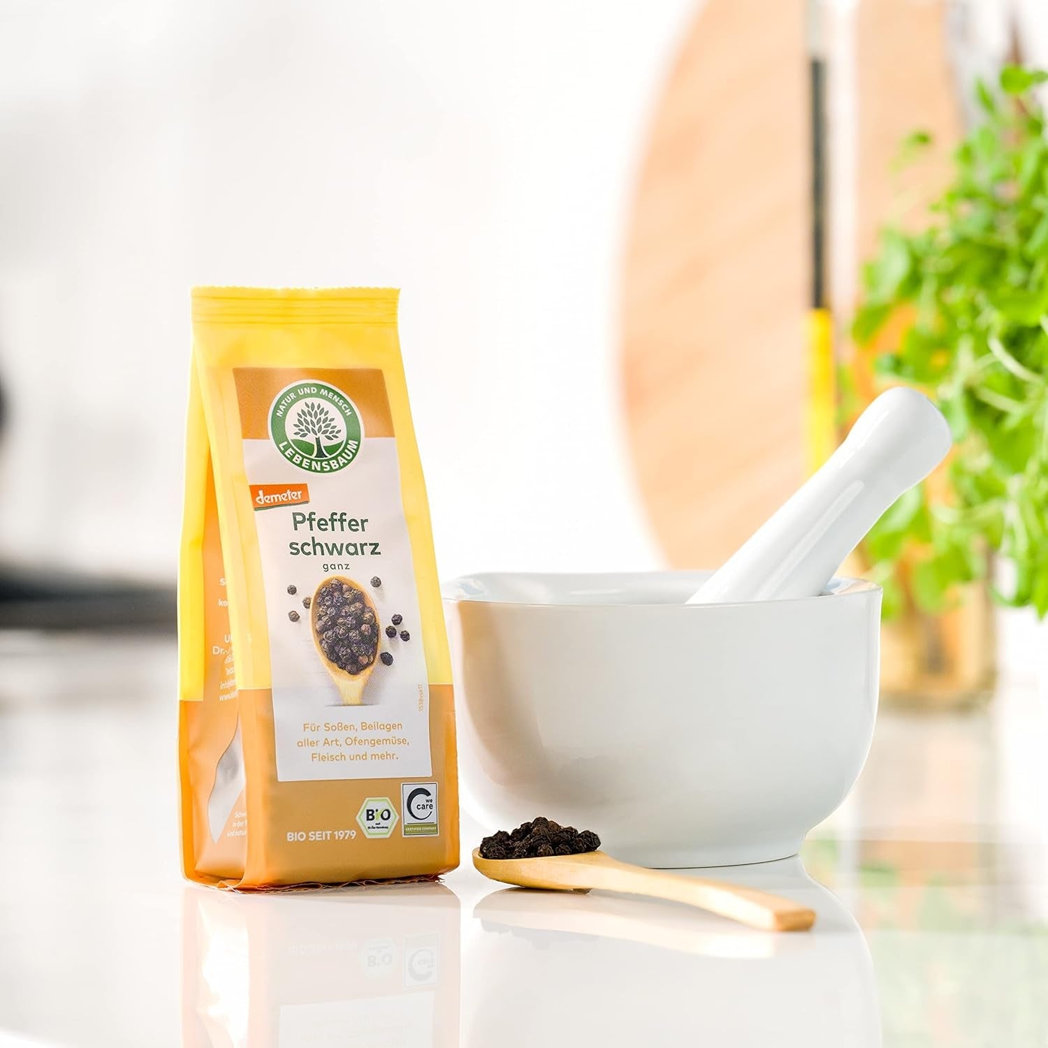 Lebensbaum Schwarzer Pfeffer, fruitig scharfer Genuss, Bio-Pfeffer für Sossen, Beilagen aller Art, Ofengemüse & Fleisch, ganz, 50 g