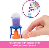 Barbie Wetenschapperspop en accessoires met modieuze blonde pop, laboratoriumtafel, microscoop, kleurveranderende beker en petrischaal, JCR70