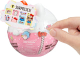 L.O.L. Verrassing! Houdt van Hello Kitty en haar vrienden - 1 pop met 7 verrassingen, willekeurige selectie, 8 peuters om te verzamelen, cadeau voor kinderen vanaf 4 jaar, roze Naty Shop-poppen