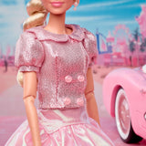 Barbie The Movie Gebaseerd op de film Margot Robbie als Barbie verzamelfiguur in roze blouse en tule rok met gestileerd kapsel en bijpassende sieraden JBJ53