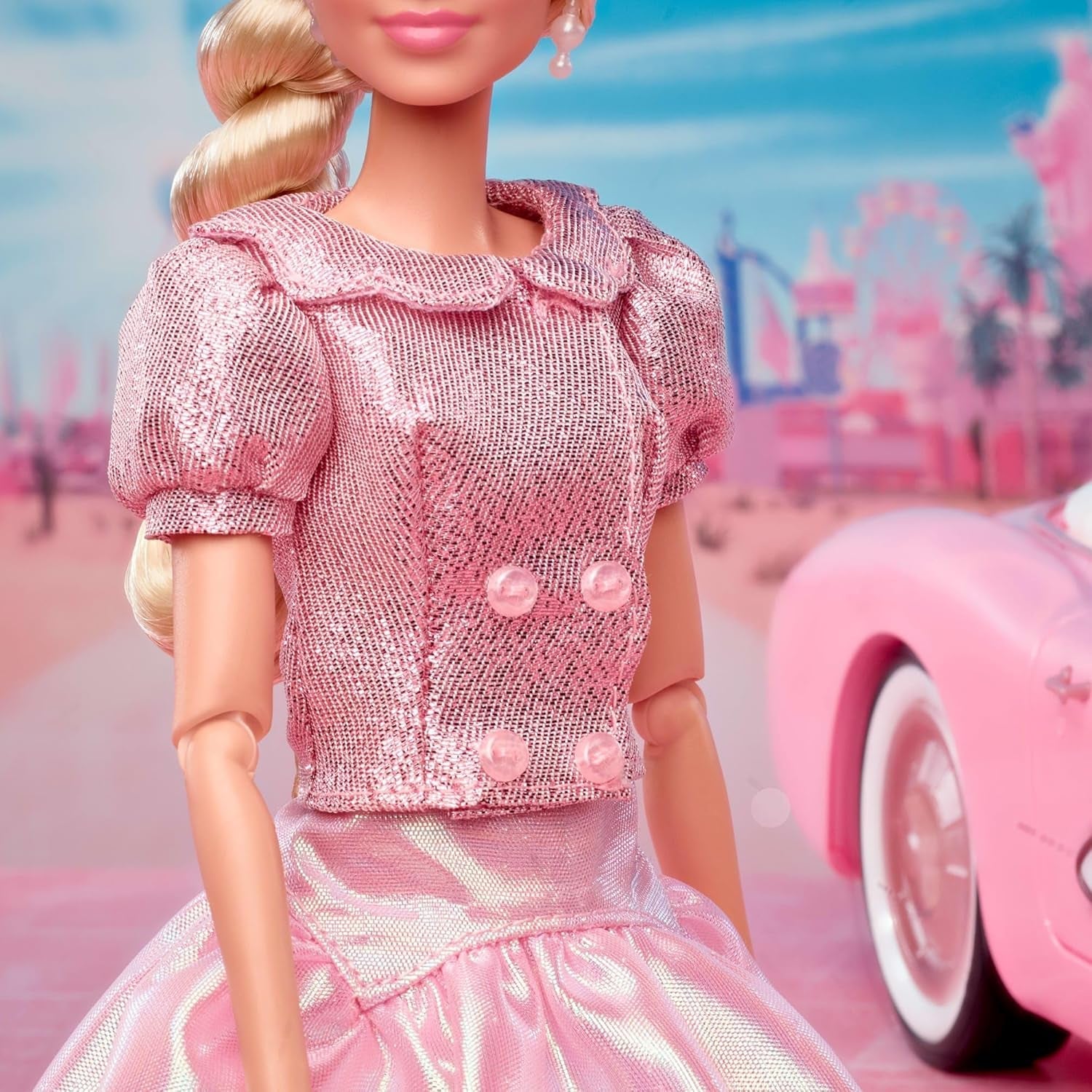 Barbie The Movie Gebaseerd op de film Margot Robbie als Barbie verzamelfiguur in roze blouse en tule rok met gestileerd kapsel en bijpassende sieraden JBJ53