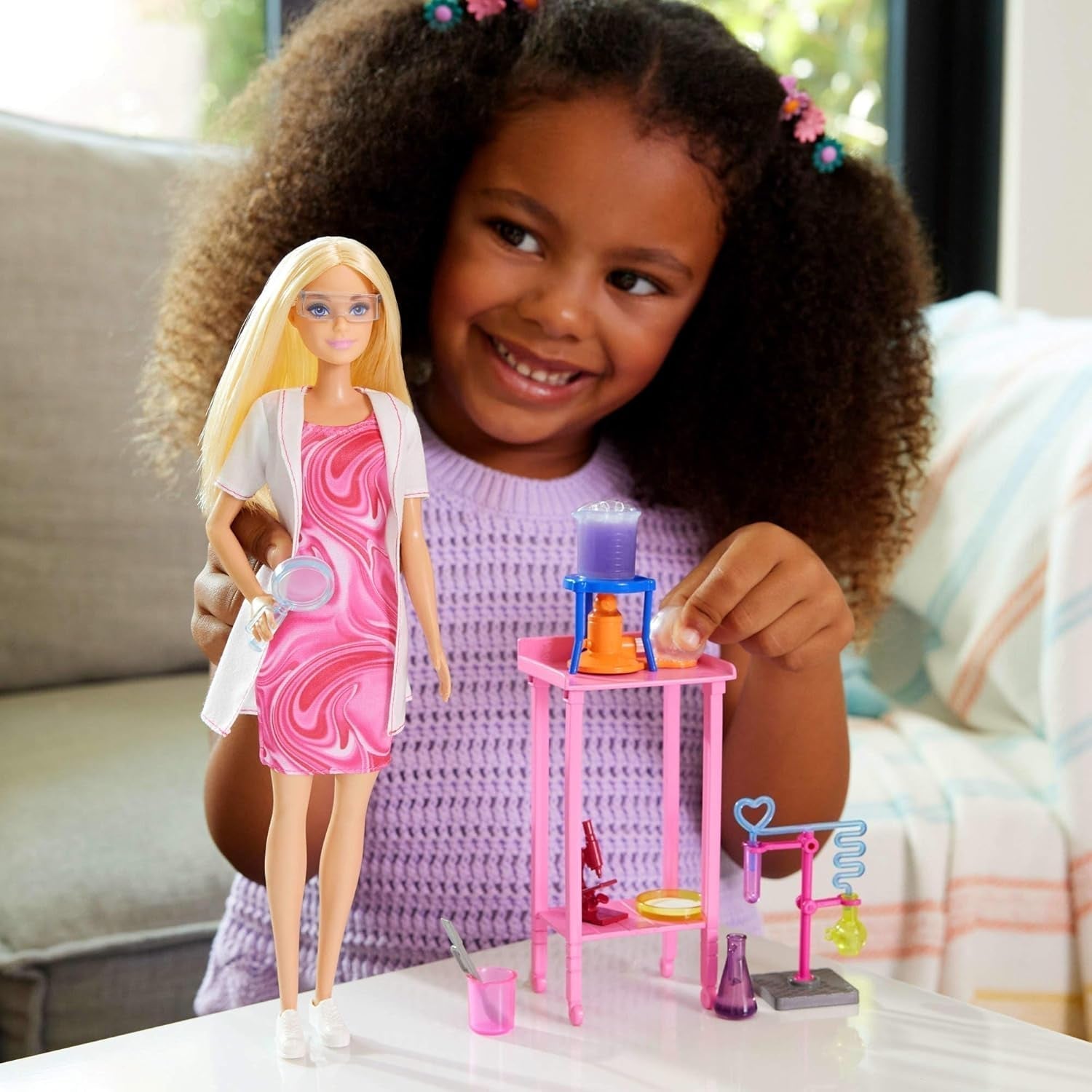 Barbie Wetenschapperspop en accessoires met modieuze blonde pop, laboratoriumtafel, microscoop, kleurveranderende kassier en petrischaaltje, JCR70 Naty Shop-poppen