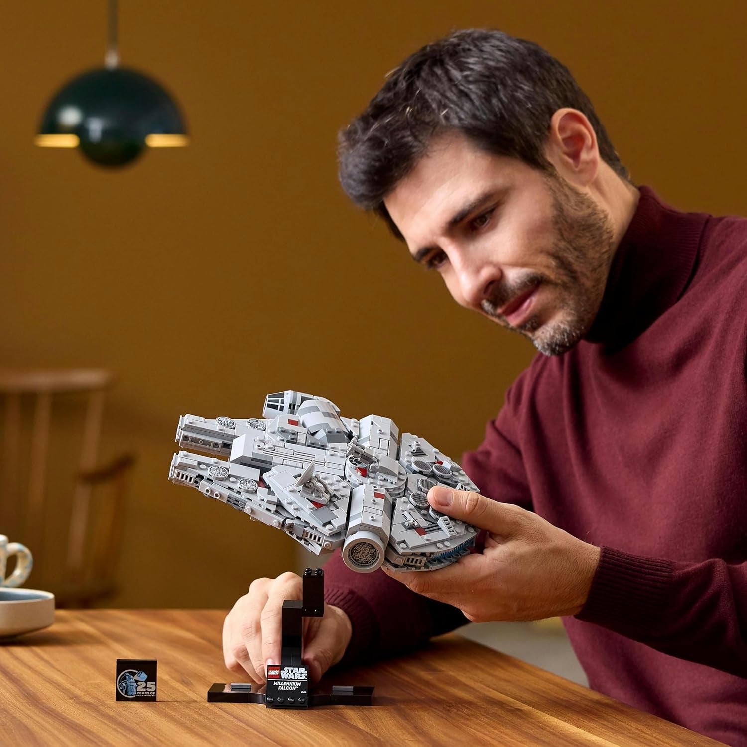 LEGO Star Wars Millennium Falcon 25-jarig jubileumset voor volwassenen Bouwbaar schip A New Hope Verzamelbaar ruimteschip Modelset Cadeaus voor mannen Vrouwen 75375 Bouwsets Bekijk de LEGO-Store
