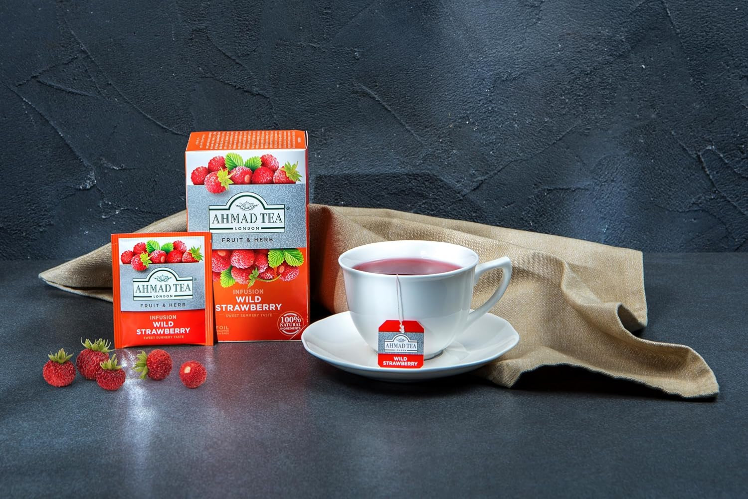 Ahmad Tea - Wilde Aardbei - Cafeïnevrije fruit- en kruidenthee - Aardbei - Smaakverzegelde, individueel verpakte theezakjes met 2 g thee per portie - 20 theezakjes met bandjes