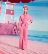 BARBIE THE MOVIE Margot Robbie - Puppe mit Kaugummi-Rosa Jumpsuit, Messy Updo, Sonnenbrille, Kopftuch, Wedge-Sneakers, Sammlerverpackung, voor kinderen vanaf 3 jaar, HRF29